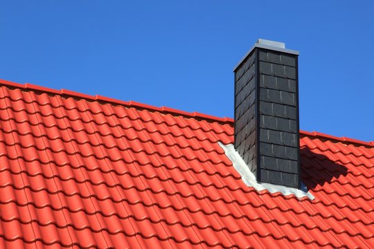 Neubau Schornstein Dachstuhl rote Dachziegel