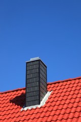 Obraz premium Neubau Schornstein Dachstuhl rote Dachziegel
