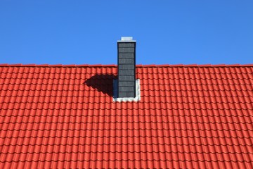 Fototapeta premium Neubau Schornstein Dachstuhl rote Dachziegel