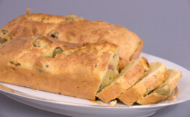 cake aux olives tranchés