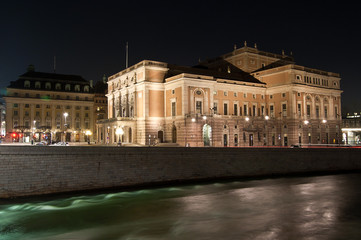 Vue de l'Opéra Royal Suédois à Stockholm de nuit