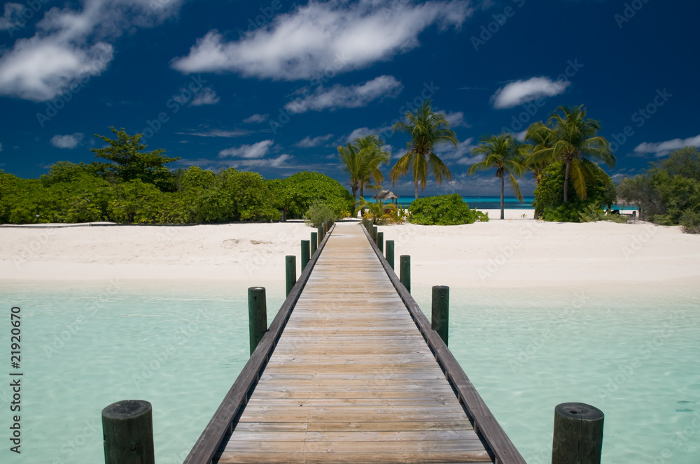 Poster bruecke zu einsamem strand