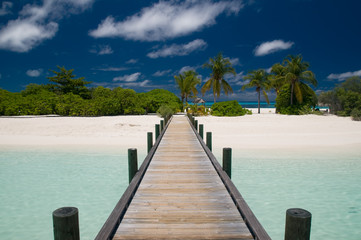 Bruecke zu einsamem Strand