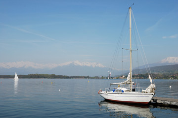 Fototapeta na wymiar Jezioro Viverone z łodzi.