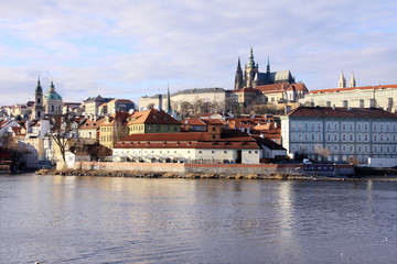 Obraz premium The winter Prague's gothic Castle above the River Vltava