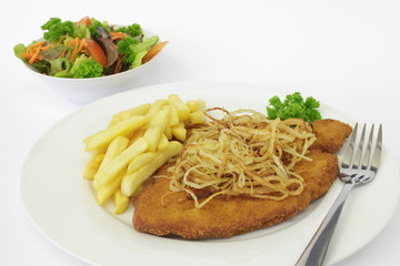Zwiebelschnitzel, Pommes frites, Salat