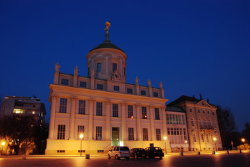 Fototapeta na wymiar Altes Rathaus Potsdam saniert schräg Nachts