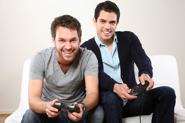 zwei maenner lachen und spielen Computerspiel