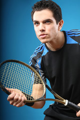 cooler junger mann sportlich mit tennisschläger
