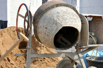 Die Mörtelmaschine auf der Baustelle beim Hausbau. Der Betonmischer zum Mischen für den Putz.