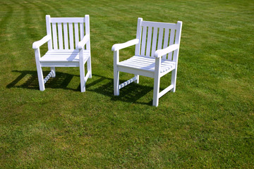 Fauteuils de jardin sur une pelouse