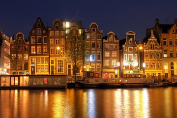 Fototapeta na wymiar Amsterdam domy nabrzeża w nocy, Holandia