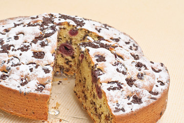 Selbst gebackener Sandkuchen mit Kirschen