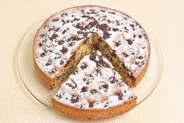 Selbst gebackener Sandkuchen mit Kirschen
