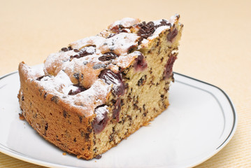 Selbst gebackener Sandkuchen mit Kirschen