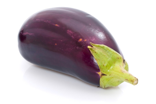 Aubergine fra&icirc;che sur fond blanc