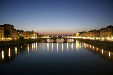 Fototapeta na wymiar Florencia, rio arno al atardecer