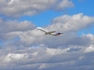 Fototapeta na wymiar Flugzeugstart bei starkem Wind