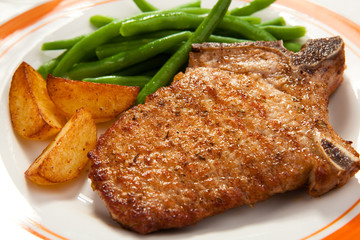 Grilled steak with chips and vegetables