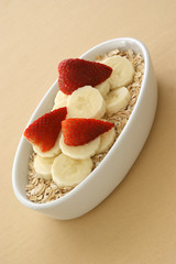 Müsli mit Früchten in einer weissen Schale