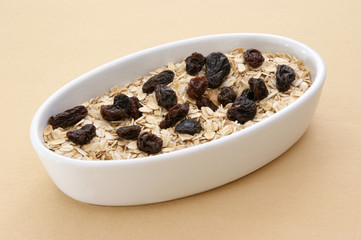 Müsli mit Früchten in einer weissen Schale