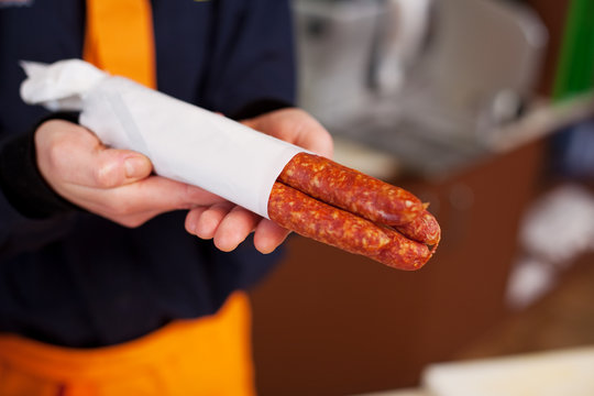 verk&auml;uferin pr&auml;sentiert rohesser