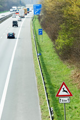 Autobahn mit Verkehrsschild