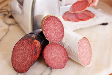 salami in der metzgerei