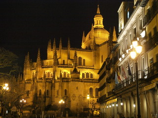 Fototapeta na wymiar Catedral de Segovia y plaza mayor