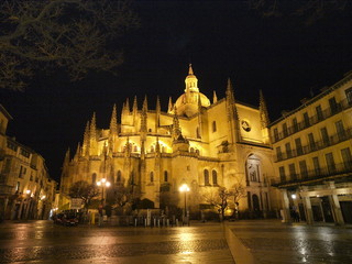 Fototapeta na wymiar Katedra i Plaza Mayor w Segowii