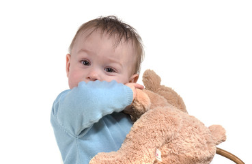 enfant qui se cache derrière sa peluche