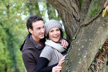 Portrait d'un jeune couple souriant à la campagne