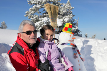 Portrait de famille à la neige