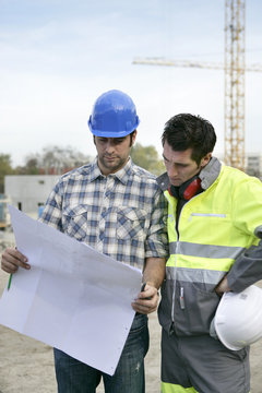Professionnels du bâtiment sur chantier de construction