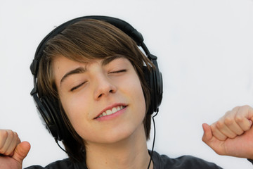 adolescent écoutant de la musique