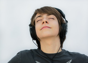 adolescent écoutant de la musique