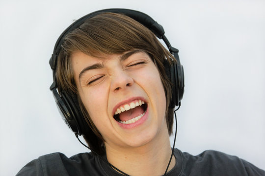chanter avec un casque de musiue