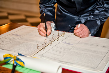 Sposo firma il registro