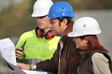 Professionnels du bâtiment sur chantier de construction