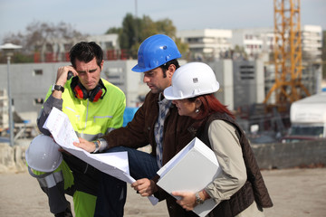 Professionnels du bâtiment sur chantier de construction