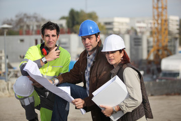 Professionnels du bâtiment sur chantier de construction