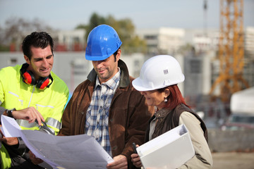 Professionnels du bâtiment sur chantier de construction