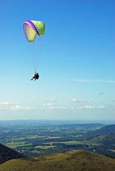 parapentes au dessus des puys d'auvergne