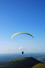 parapentes au dessus des volcans d'auvergne