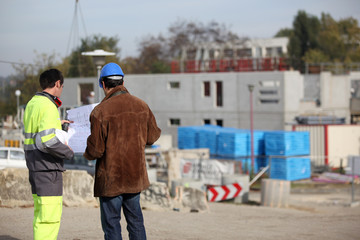 Entrepreneurs sur un chantier de construction