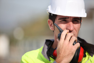 Portrait d'un ouvrier avec un talkie-walkie