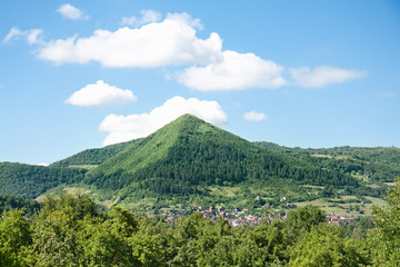 Fototapeta na wymiar Piramidy w Bośni, w pobliżu Visoko miasta