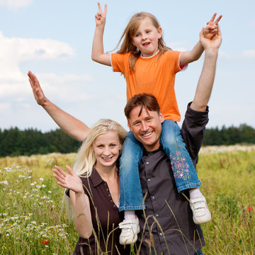 Huckepack Famile in der Natur