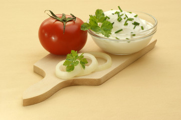 frischer Frühlingsquark mit Tomate und Zwiebelringen