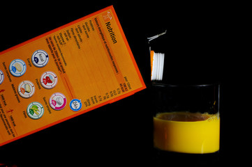 jus d'orange,verre et pack